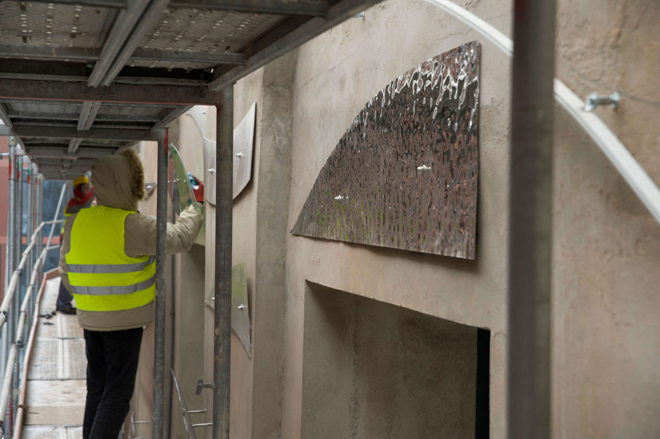 Montaż instalacji artystycznej, fot. Łukasz Piernikowski