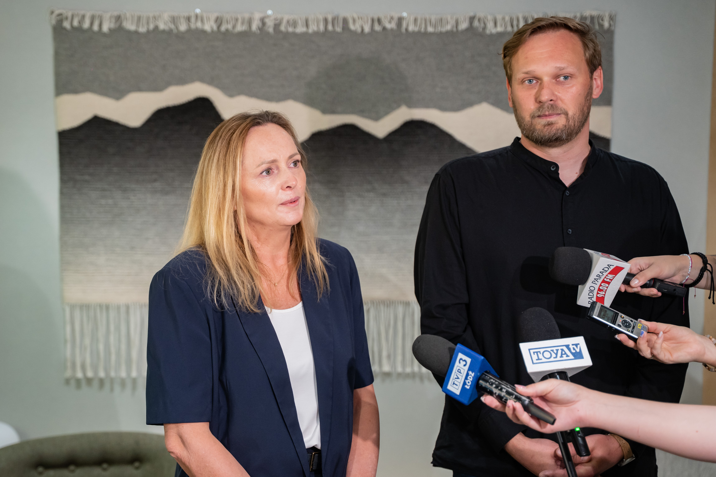 Joanna Skrzydlewska i Michał Piernikowski odpowiadają na pytania dziennikarzy
