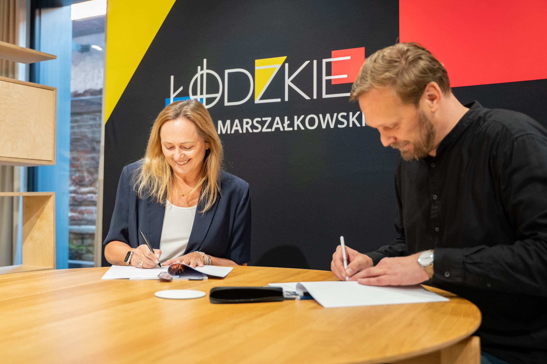 Joanna Skrzydlewska i Michał Piernikowski podpisują umowę o współpracy