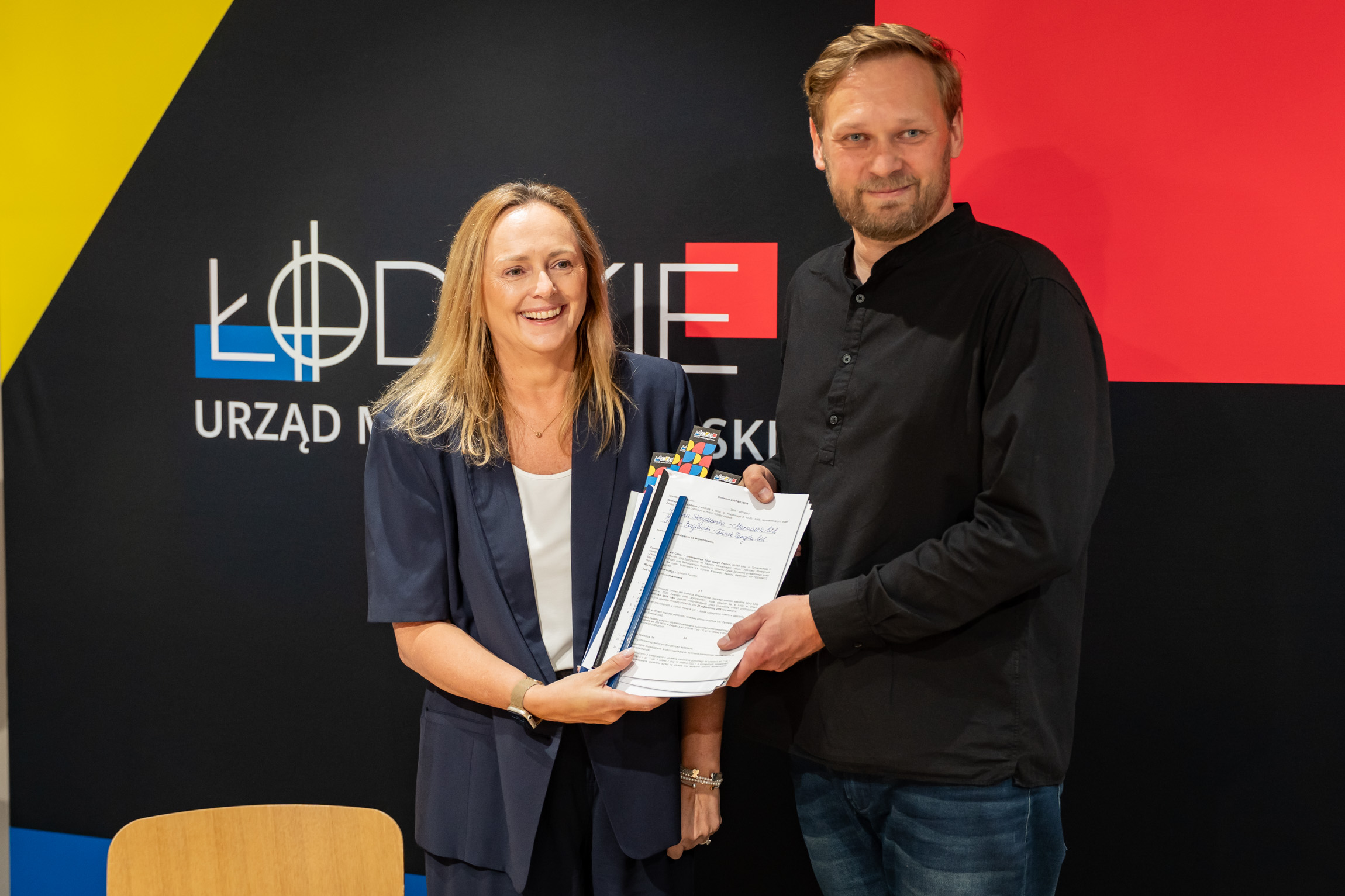 Joanna Skrzydlewska i Michał Piernikowski z podpisaną umową o współpracy