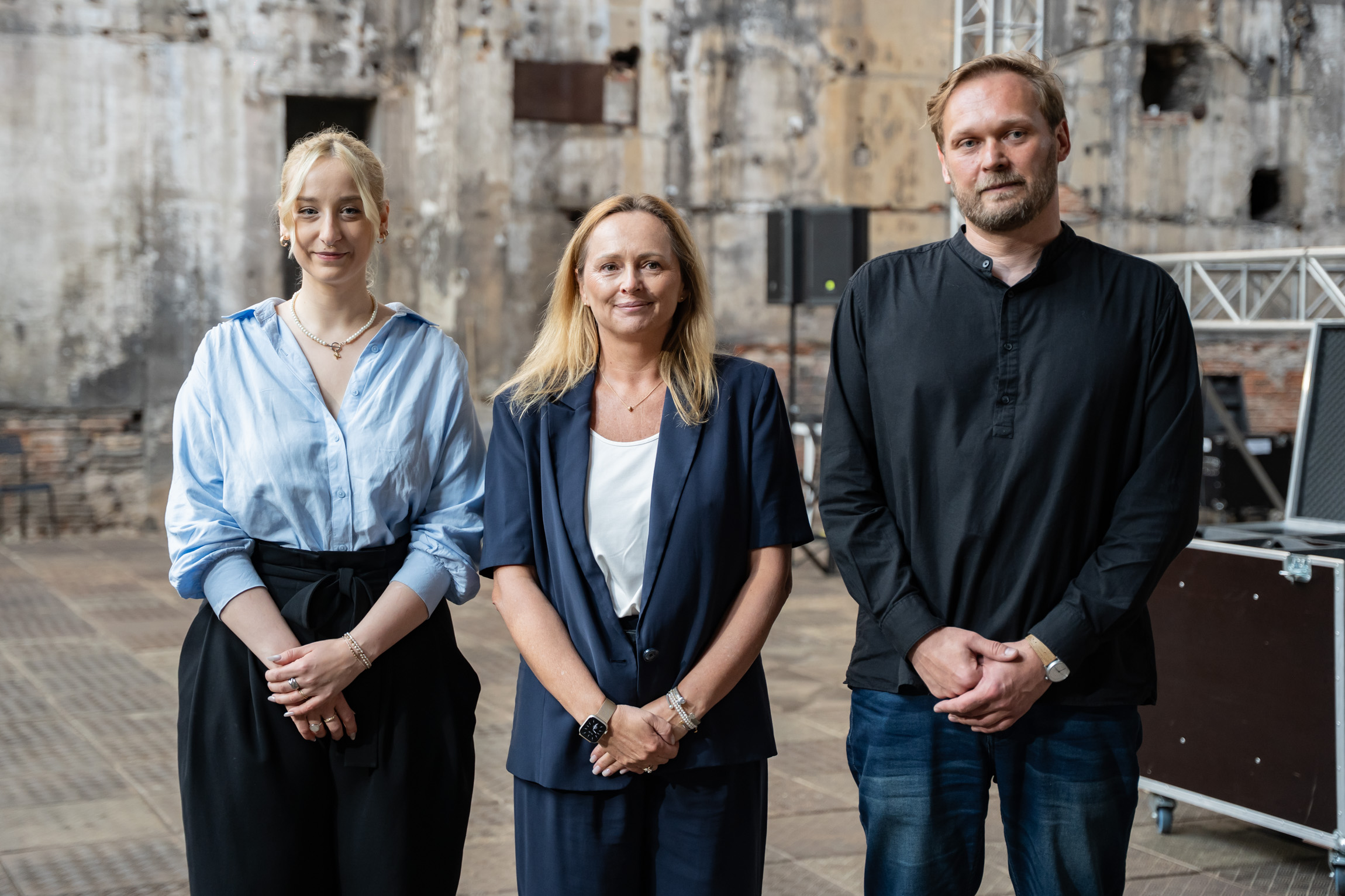 Milena Nawrat, Joanna Skrzydlewska i Michał Piernikowski we wnętrzu poprzemysłowym Fuzji